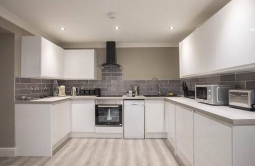 Grove Apartment | Charming 2-Bedroom Apartment in Central Kingston upon Thames