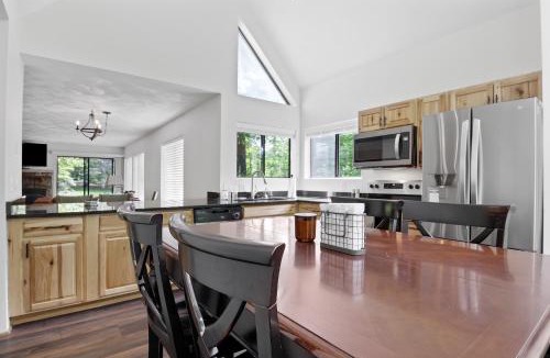 Jefferson Township House | Charming Getaway l recently renovated l Hidden Valley l 4BR+3Bath l Hot Tub