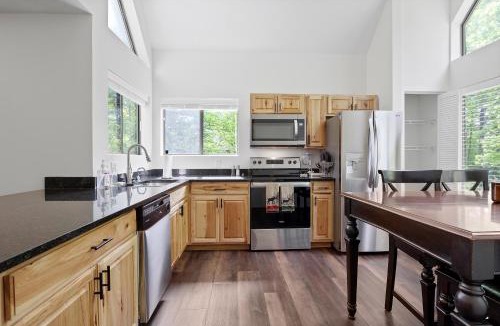 Jefferson Township House | Charming Getaway l recently renovated l Hidden Valley l 4BR+3Bath l Hot Tub