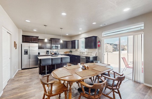 College Place House | Charming Getaway Retreat Near College Place with gas fireplace
