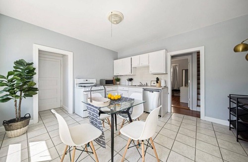 Oak Square Apartment | Charming getaway with smart TV and full kitchen