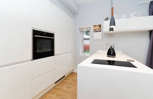 St. Margarets and North Twickenham Apartment | Charming Ground Floor Flat in Twickenham