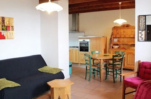 Le Mas-de-Tence Cottage | Charming Ground-Floor Cottage with Walled Courtyard in Scenic Hiking Area