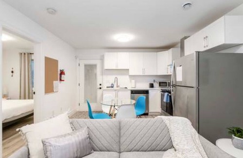 Surrey House | Charming Guest Suite Retreat