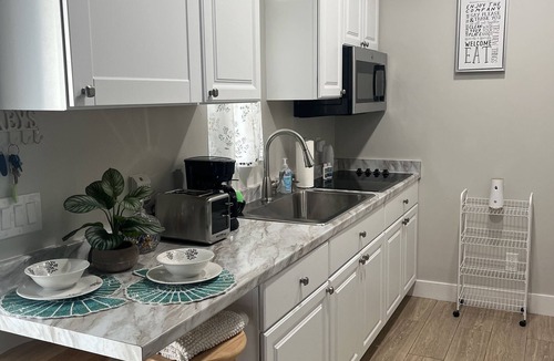 Lake Worth Cottage | Charming Guest House in Lake Worth Beach with all amenities and near the Beach.