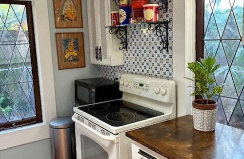West Palm Beach Apartment | Charming guest house in Antique Row district