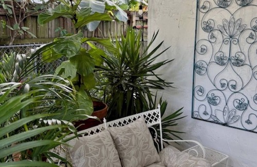 West Palm Beach Apartment | Charming guest house in Antique Row district