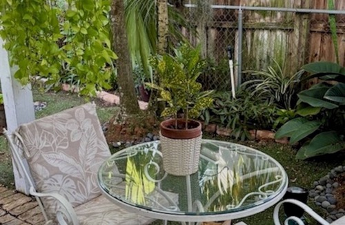 West Palm Beach Apartment | Charming guest house in Antique Row district