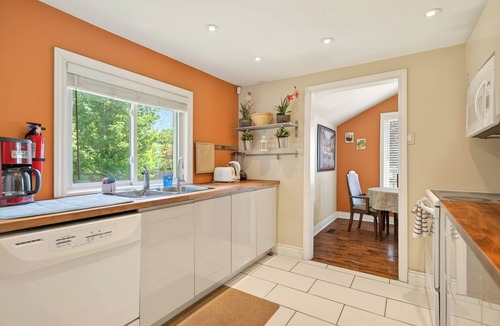 Morpeth Cottage | Charming Heritage Home with Theatre Room