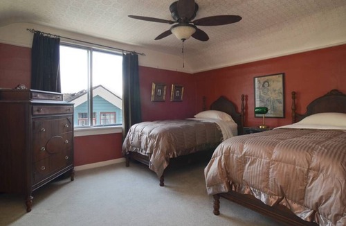 Mount Baker House | Charming Hideaway Close to Light Rail and Lake