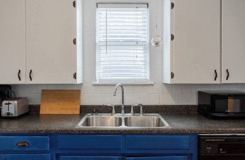 West Plaza House | Charming Hideaway Near Food and Fun 15