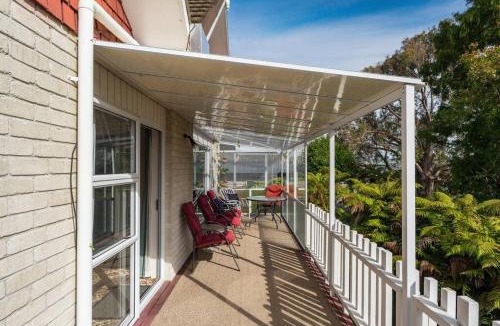 Two Mile Bay House | Charming Hideaway