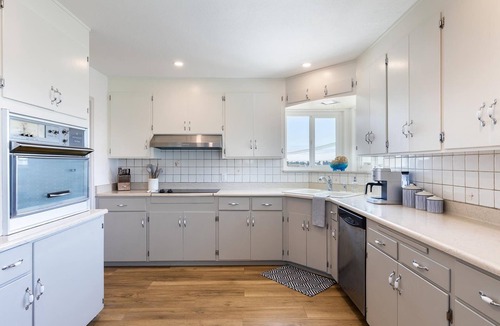 Bodega Bay House | Charming, historic, 3-bedroom house overlooking Bodega Bay with Spa and Firepit