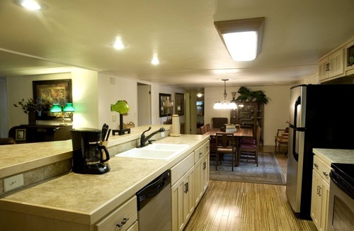 Mount Ida Cabin | Charming Historic Cabin for Group Getaway with Hot Tub and Resort Amenities on Lake Ouachita, Arkansas
