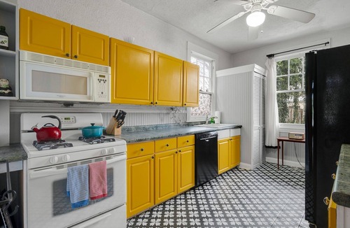 Richmond House | Charming Historic Home-Walk to Carytown-Fence-Pet Friendly-Hotel-grade Towels