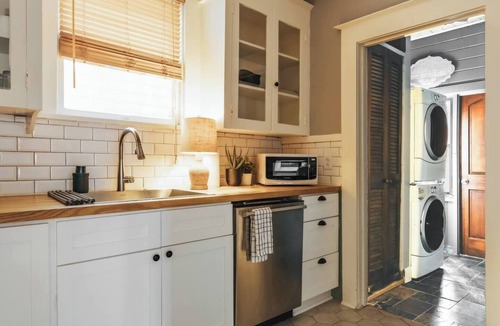 West Campus House | Charming Historic Victorian Beauty, Walk to UT & Downtown | FreeParking ❤️