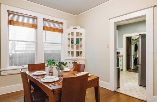 West Campus House | Charming Historic Victorian Beauty, Walk to UT & Downtown | FreeParking ❤️