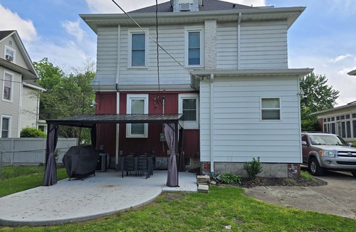 Terre Haute House | Charming historical 4 bd & 3 full ba home in Terre Haute with WiFi, AC & parking