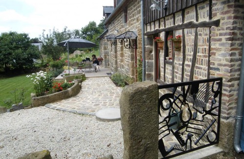 Breel Cottage | Charming House 6 Pers, Sauna, Scenic Views, Swiss Normandy