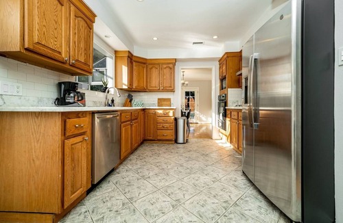 Van Nuys House | Charming Hollywood Oasis