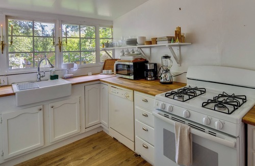 West Side Historic District Cottage | Charming Home < 2 Mi to Downtown Hendersonville!