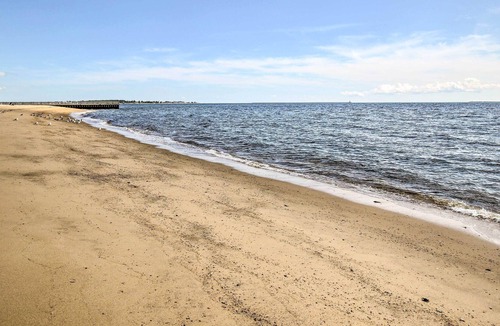 West Haven Cottage | Charming Home ~ 6 Mi to Downtown New Haven!