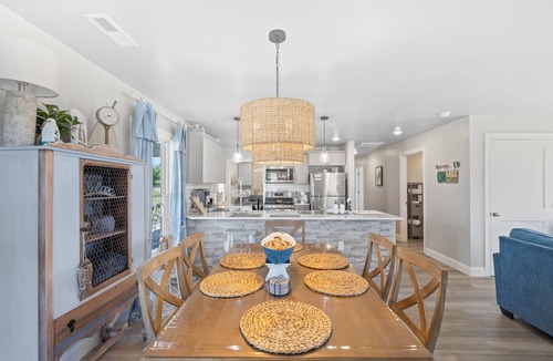 Monroe City House | Charming home minutes away from Mark Twain Lake equipped with all amenities.