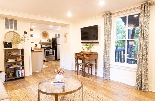 Cory Cottage | Charming Home-Modern Comforts & Style-300+ Reviews