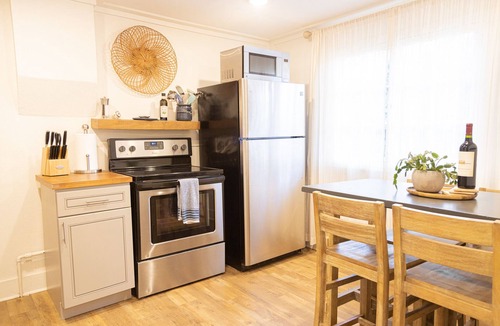 Cory Cottage | Charming Home-Modern Comforts & Style-300+ Reviews