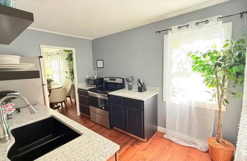 Kettering House | Charming Home, Near cheese cake factory Business WIFI in the Kettering area.