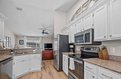 Doctors Inlet House | Charming Home/Quiet Neighborhood/Large Private Fenced Yard/Wifi