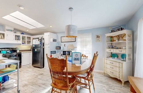 Rockaway Beach House | Charming home two blocks from the beach private hot tub and washer dryer