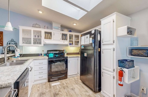 Rockaway Beach House | Charming home two blocks from the beach private hot tub and washer dryer