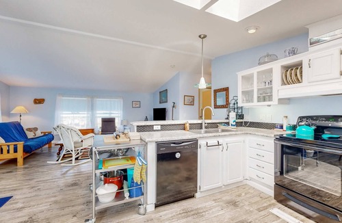 Rockaway Beach House | Charming home two blocks from the beach private hot tub and washer dryer