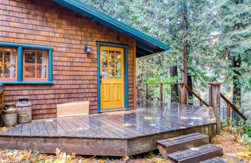 Marmot House | Charming Home with Free WiFi washer&dryer Wood Fireplace and Furnished Deck