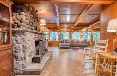 Marmot House | Charming Home with Free WiFi washer&dryer Wood Fireplace and Furnished Deck