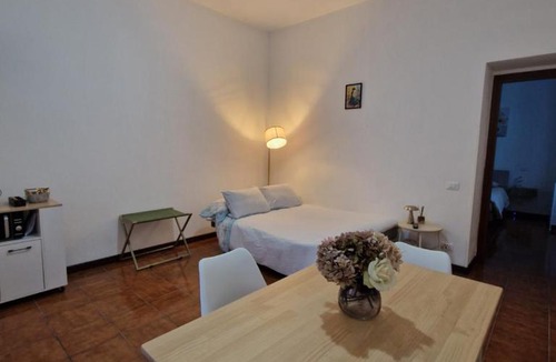 Como House | Charming Home with Private Patio near Swiss Border and Transport - Daisy, Loggiadeifiori