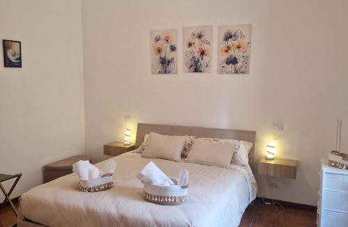 Como House | Charming Home with Private Patio near Swiss Border and Transport - Daisy, Loggiadeifiori