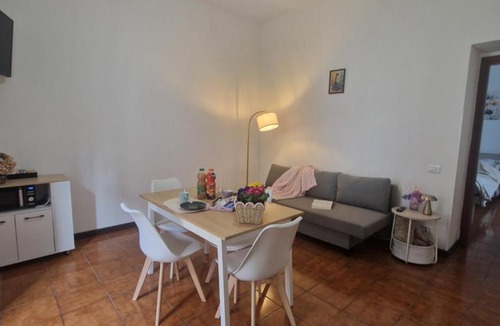 Como House | Charming Home with Private Patio near Swiss Border and Transport - Daisy, Loggiadeifiori