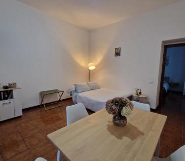 Como House | Charming Home with Private Patio near Swiss Border and Transport - Daisy, Loggiadeifiori