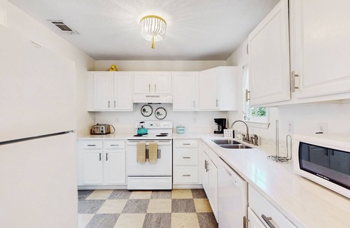 Beach Institute Apartment | Charming home with screened patio, backyard dining & cozy reading nook