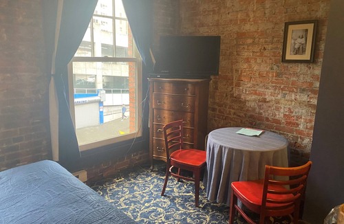 Pioneer Square Hotel | Charming hotel suite in delightful Seattle with Wi-Fi.