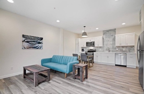 Evansville Hotel | Charming hotel suite in enchanting Evansville with AC, WiFi & parking