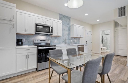 Evansville Hotel | Charming hotel suite in enchanting Evansville with AC, WiFi & parking