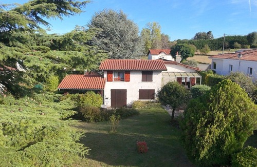 La Roche-Chalais House | Charming House with Large Garden – Perfect for Families, Near Pool, Tennis & Nature