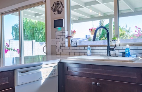 Pepper Ridge House | Charming House, Golf Green, Cornhole, Near Freeway