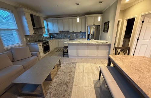 Pleasanton House | Charming house in lovely Pleasanton perfect for your getaway