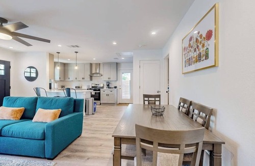 North University House | Charming house with Internet in Central Austin near local attractions