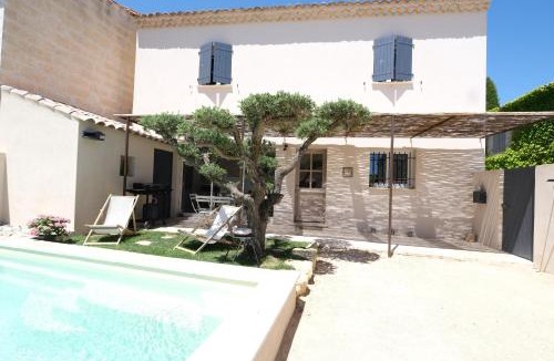 Aureille Villa | charming house with private pool in the heart of the village of aureille in the alpilles, 6 people.