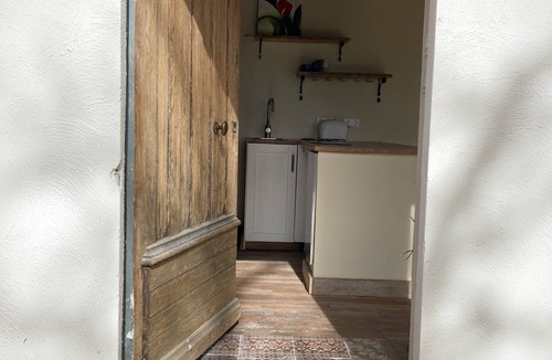 Gardanne Apartment | Charming independent studio 10 min Aix en Provence